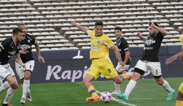 Veliz en acción en aquel partido ante Chaco For Ever, también en el Kempes. Fue su primera despedida de Central.