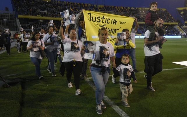 Seis días después del asesinato familiares y amigos de Ivana Garcilazo pidieron Justicia en la previa de Rosario Central con Huracán.