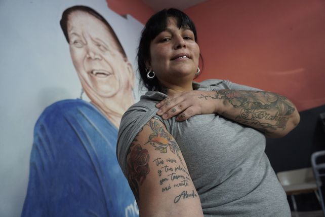 Noelia es nieta de Zulma y está a cargo del merendero. En su brazo, un tatuaje que recuerda a su abuela.