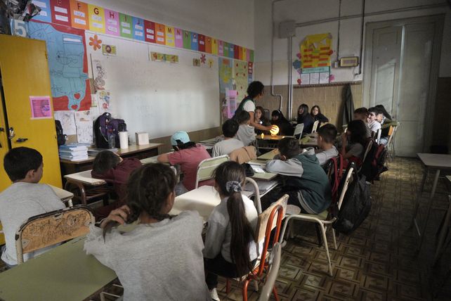 En las escuelas en las que ya se aplica una hora más de clases por día la experiencia es bien valorada.