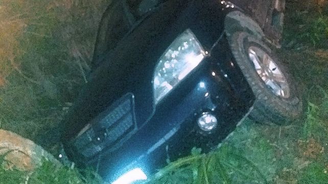 Perdió el control de su auto y terminó dentro de un zanjón