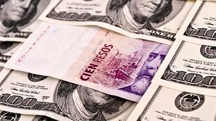 El peso argentino fue una de las monedas que más se devaluó en 2021