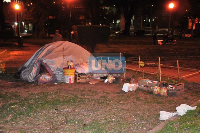 A la vista de todos. La carpa donde se habrían cometido los ultrajes a la menor estaba en la plaza Carbó. Foto UNO/Juan Manuel Hernández