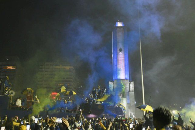 Central armó su fiesta en el Monumento: todo es alegría por el nuevo título