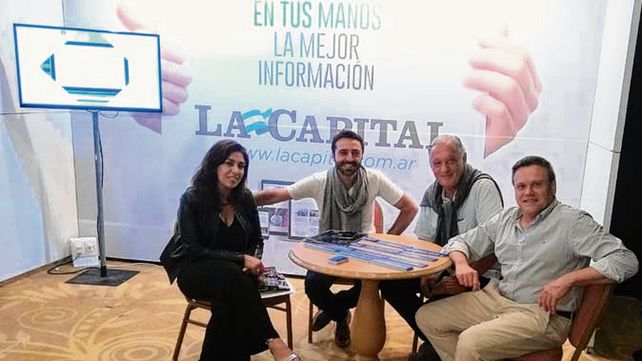 En el hotel Enjoy. Las autoridades y Terán en el stand del diario La Capital.