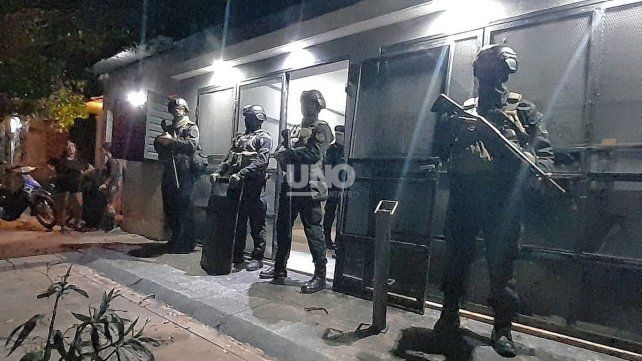 Allanamiento en una vivienda de barrio Coronel Dorrego. Allanamiento en una vivienda de barrio Coronel Dorrego.