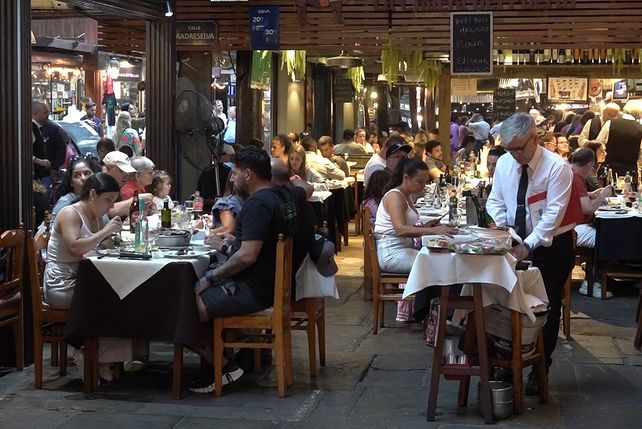 En Uruguay, un corte de carne, con guarnición y bebida sin alcohol cuesta unos 30 mil pesos argentinos.