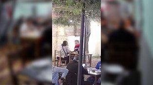 Se fueron sin pagar de una parrilla rosarina y la trampa quedó expuesta en un video