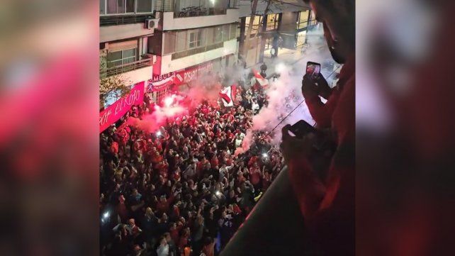 Los hinchas rosarinos de Independiente recibieron al equipo con una fiesta