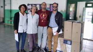 Emmanuel Emma Noir, vocalista de Ke Personajes, se hizo presente en la escuela N° 36 Esteban Echeverría de Concepción del Uruguay para donar 26 ventiladores de pared a la institución.