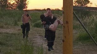 Rescate de una kayakista en Sauce Viejo.