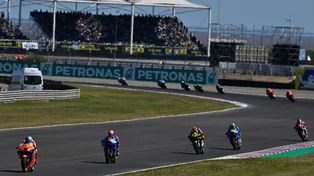 La mejor postal.&nbsp;Las tribunas pobladas y las motos en pista. Termas, un lujo para toda América.