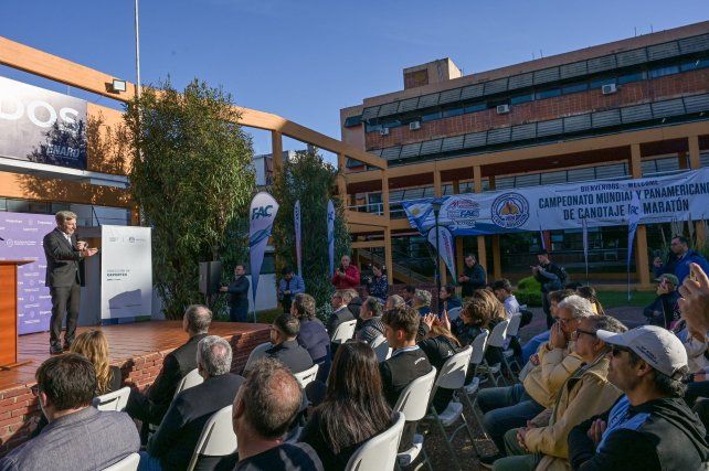 Frigerio en la presentación de la prueba de canotaje.