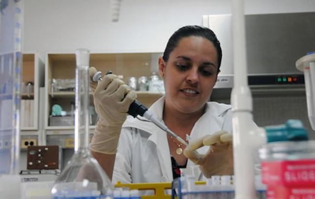 Una científica del Centro de Ingeniería Genética y Biotecnología de Camagüey