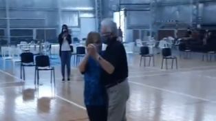 Cumplían 57 años de casados, fueron a vacunarse, bailaron un vals y la imagen se hizo viral