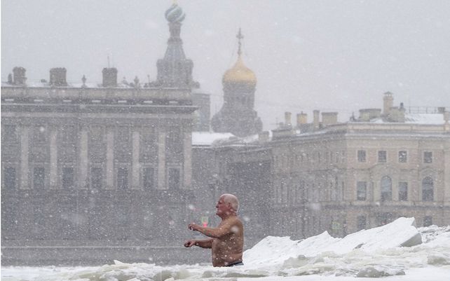 Un hombre se baña en el río Neva en San Petersburgo