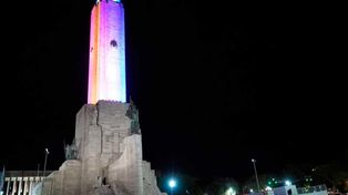 El Monumento a la Bandera se ilumina de violeta para concientizar sobre epilepsia