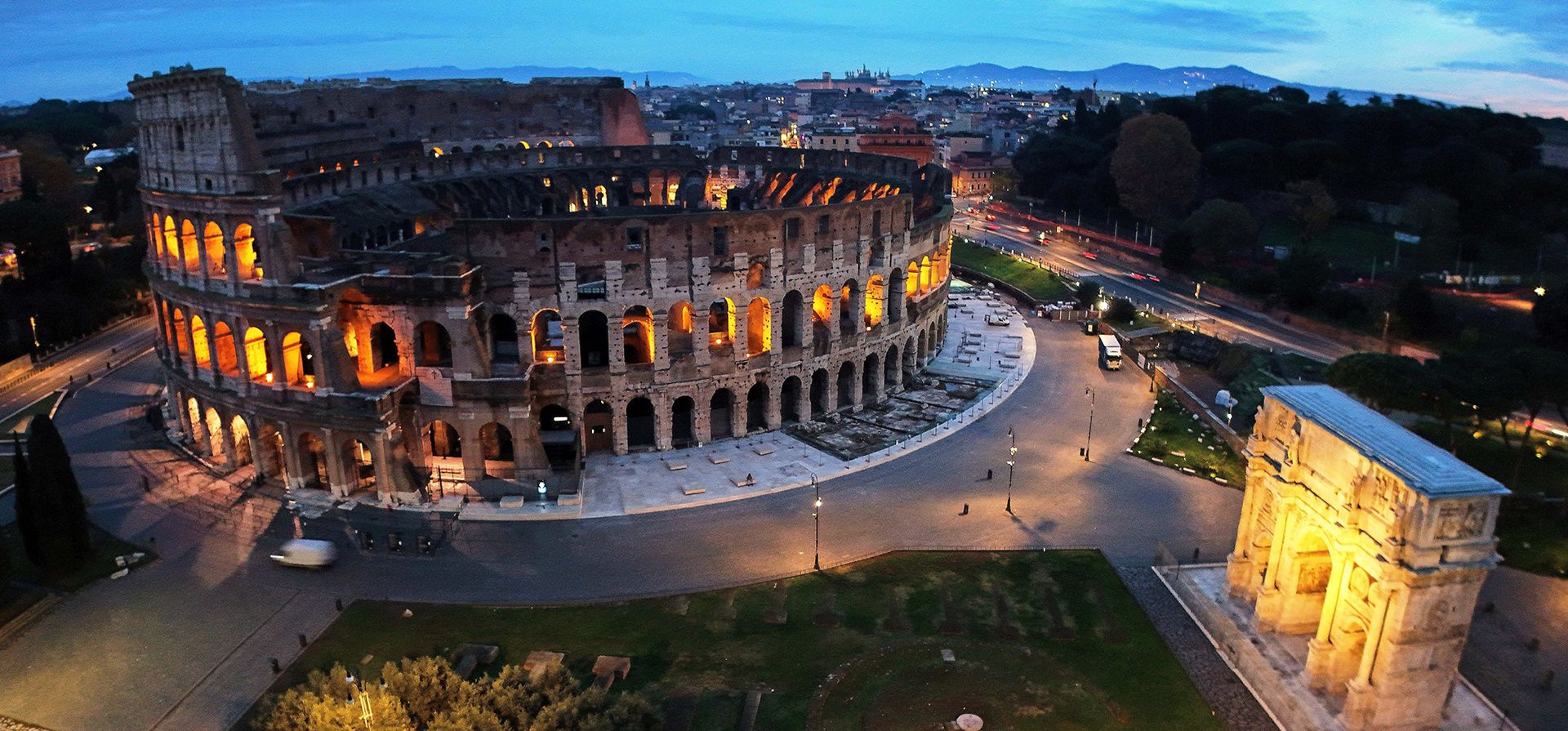 Vista aérea del Coliseo y el Arco de Tito, a la derecha, al amanecer, en Roma, el jueves 4 de diciembre de 2025. (Foto AP/Andrew Medichini) Vista aérea del Coliseo y el Arco de Tito, a la derecha, al amanecer, en Roma, el jueves 4 de diciembre de 2025. (Foto AP/Andrew Medichini)
