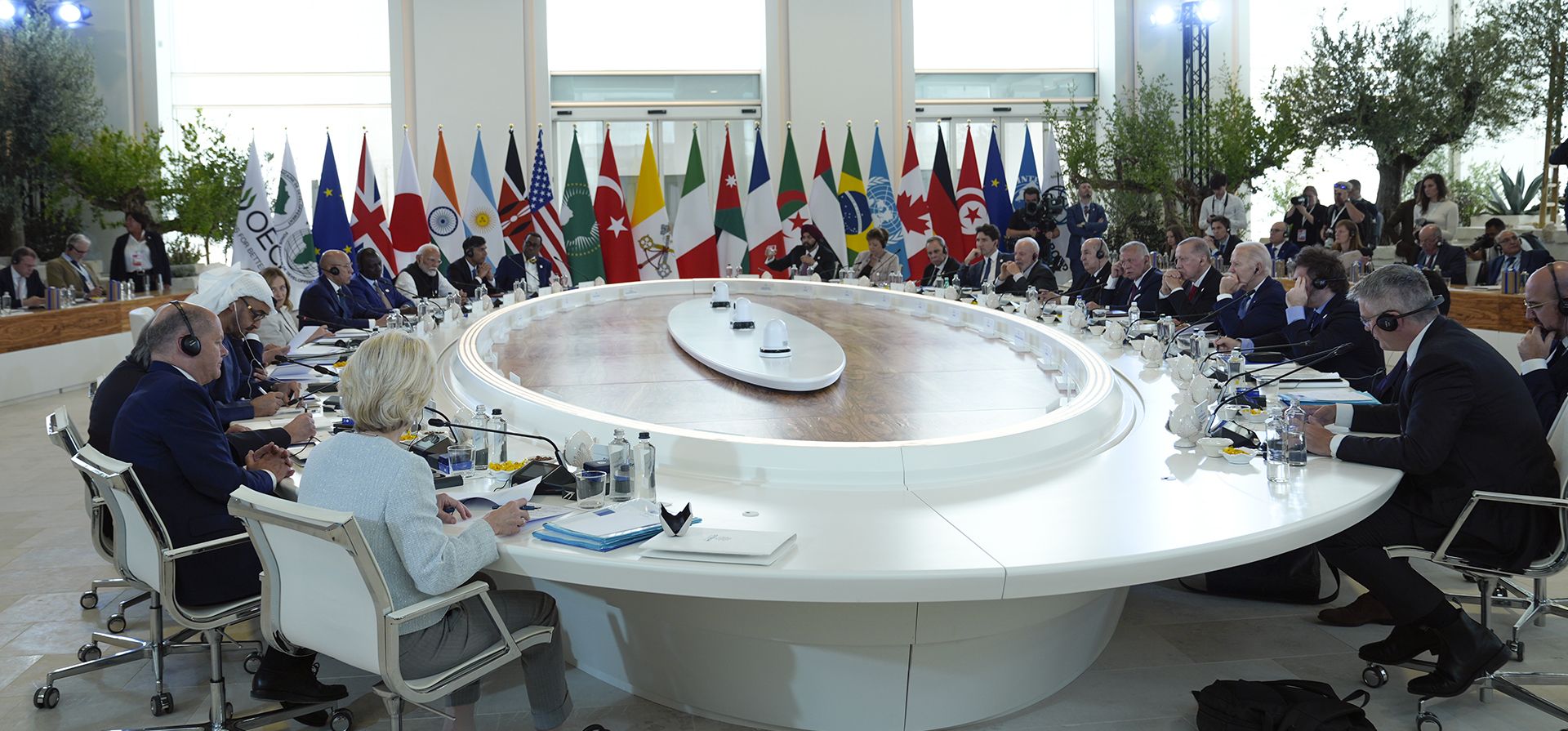 Los líderes mundiales se reúnen durante una sesión de trabajo sobre IA, energía, África y Medio Oriente en la cumbre del G7, en Borgo Egnazia, cerca de Bari, en el sur de Italia, el viernes 14 de junio de 2024. (Foto AP/Andrew Medichini) Los líderes mundiales se reúnen durante una sesión de trabajo sobre IA, energía, África y Medio Oriente en la cumbre del G7, en Borgo Egnazia, cerca de Bari, en el sur de Italia, el viernes 14 de junio de 2024. (Foto AP/Andrew Medichini)