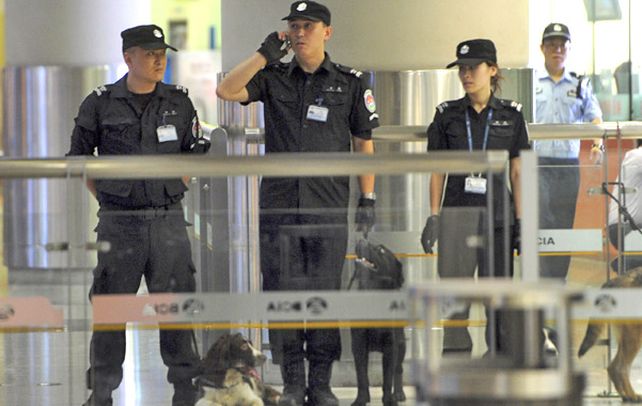 Alerta. Policías revisan la terminal tras la explosión que no dejó heridos.