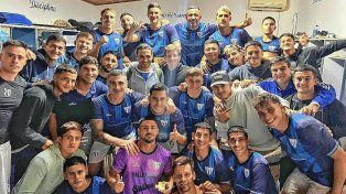 Los jugadores de Juventud Unida festejan en el vestuario la clasificación.