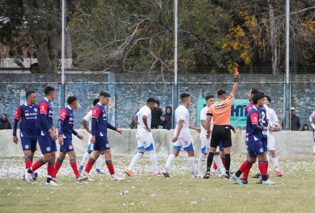 La roja a Theo Guiñazú en Argentino.