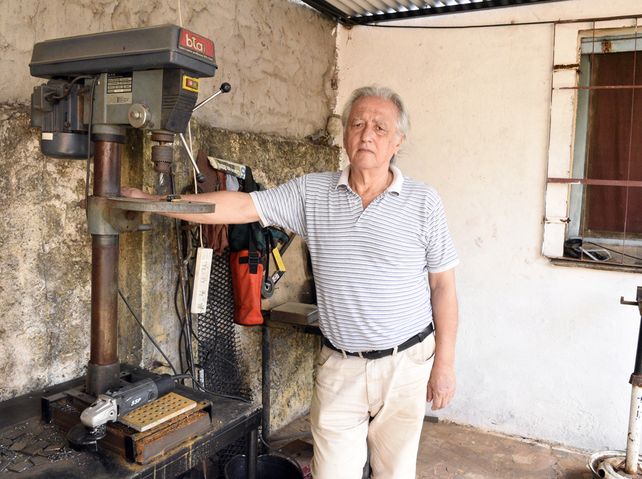Preocupado. Néstor Ciarnello contenía a un grupo de chicos en un taller de herrería que ahora está paralizado.