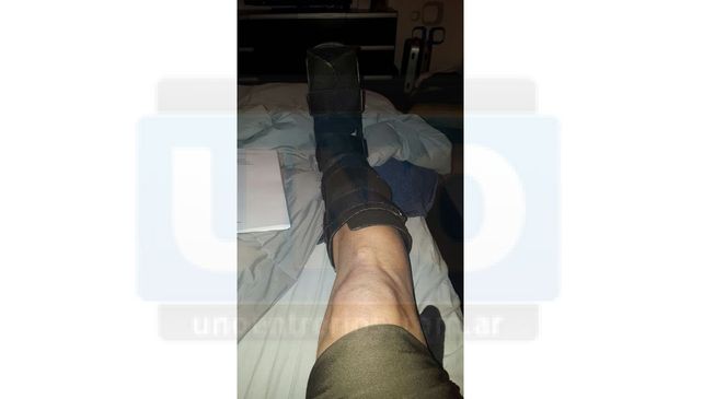Reposo total. El capitán canceló todas sus actividades. Se le colocó una bota walker para inmovilizar la zona afectada. &nbsp; 