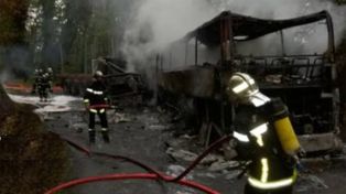 Mueren 42 personas tras chocar e incendiarse un ómnibus y un camión