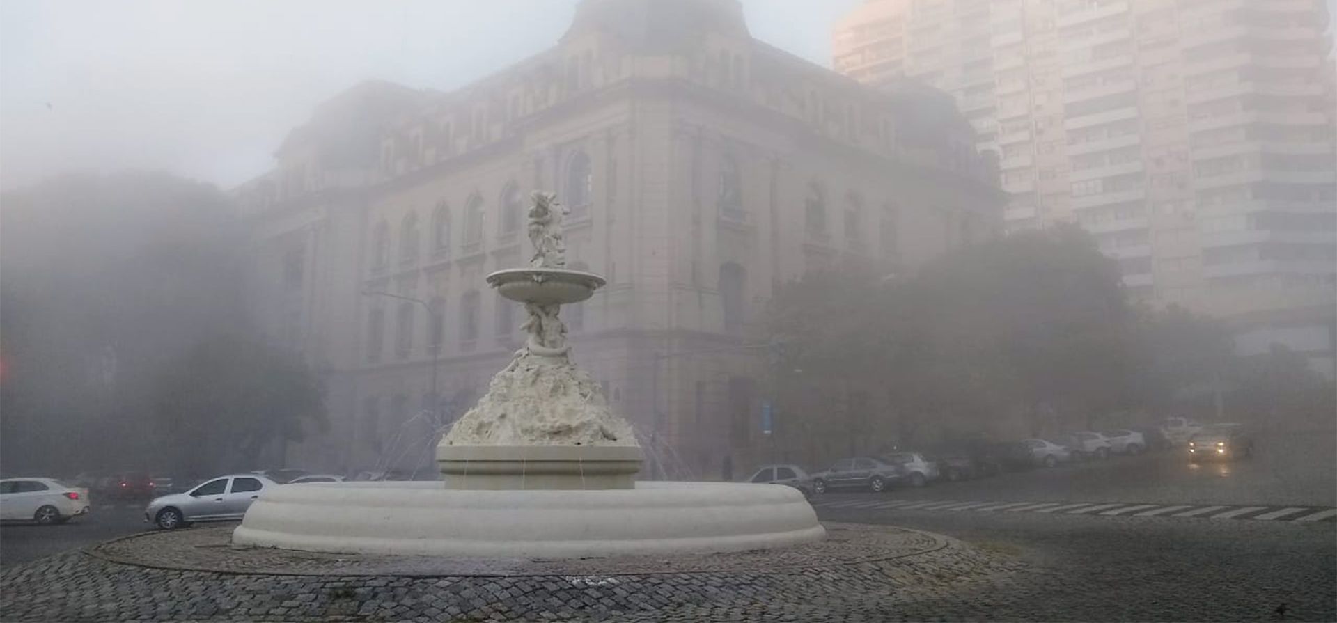 La niebla apareció de golpe y sin avisar: fantasmagóricas imágenes en la costa de Rosario