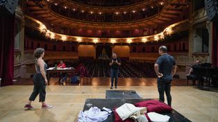 El director de escena Sebastián Núñez trabaja con los intérpretes en la puesta de Las bodas de Fígaro en el Teatro El Círculo