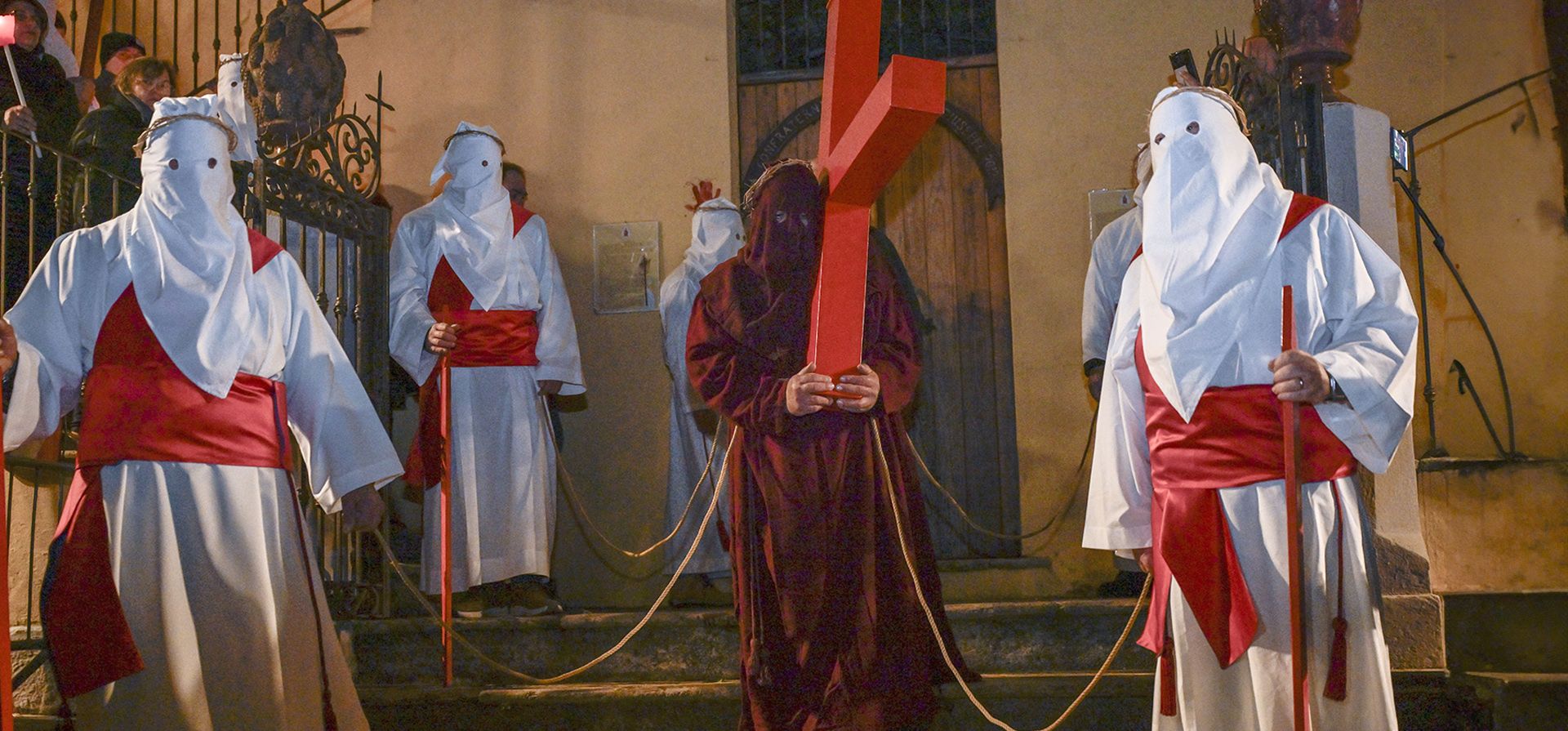 Participantes encapuchados en una procesión religiosa, caminan por las calles de Verbicaro en el extremo sur de Italia, madrugada del viernes 29 de marzo de 2024.(Foto AP/Valeria Ferraro) Participantes encapuchados en una procesión religiosa, caminan por las calles de Verbicaro en el extremo sur de Italia, madrugada del viernes 29 de marzo de 2024.(Foto AP/Valeria Ferraro)