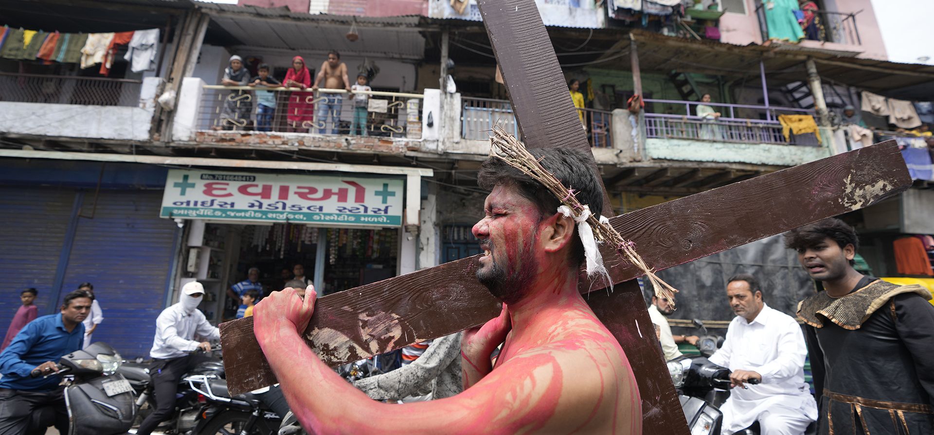 Cristianos indios recrean la crucifixión de Jesucristo para conmemorar el Viernes Santo en Ahmedabad, India, el viernes 7 de abril de 2023. (Foto AP/Ajit Solanki)