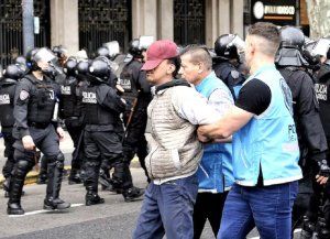 Siete detenidos tras la ratificación del veto al financiamiento universitario