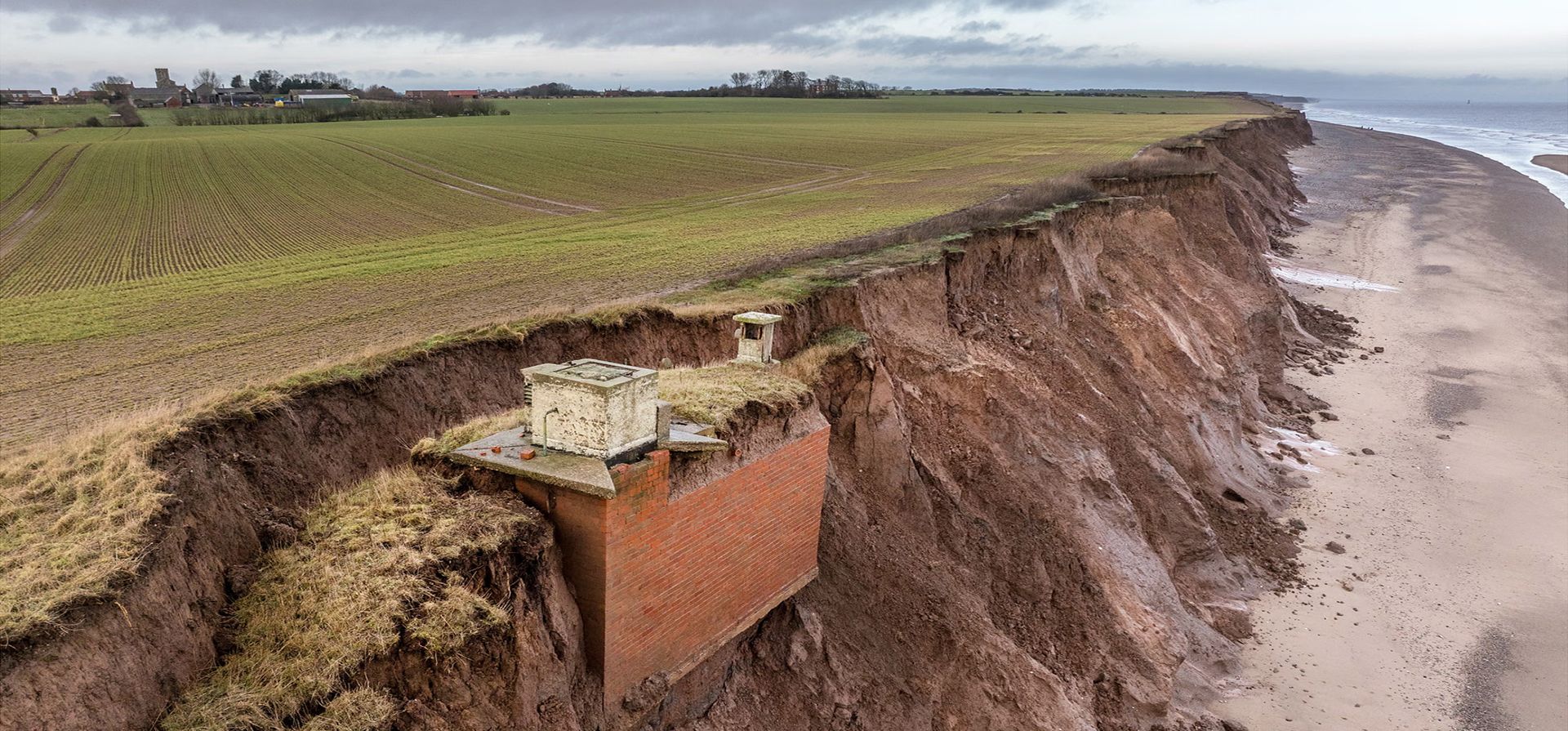 Un puesto subterráneo de observación nuclear de la Guerra Fría se aferra a la pared del acantilado, a la espera de que el Mar del Norte y la erosión lo destruyan. Se cree que el búnker desmantelado, conocido como Tunstall ROC (Royal Observer Corps), se construyó en 1959 como puesto de vigilancia nuclear durante la Guerra Fría, Tunstall, Reino Unido. Fotografía: Christopher Furlong/Getty Images Un puesto subterráneo de observación nuclear de la Guerra Fría se aferra a la pared del acantilado, a la espera de que el Mar del Norte y la erosión lo destruyan. Se cree que el búnker desmantelado, conocido como Tunstall ROC (Royal Observer Corps), se construyó en 1959 como puesto de vigilancia nuclear durante la Guerra Fría, Tunstall, Reino Unido. Fotografía: Christopher Furlong/Getty Images