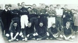 Newell’s de 1905. Diez de esos 11 jugaron el primer clásico rosarino. Caloso; Hiriart y Barcelone; Wheeler, Balbiani y Renny (aparece Fradua); Heitz, Moore, González, Viale y Lions.