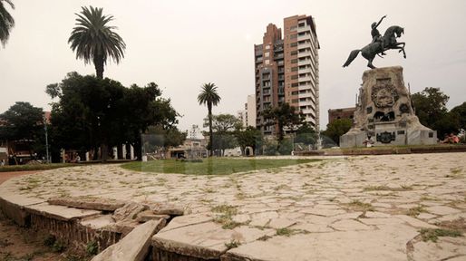 Vecinos denuncian el estado de abandono de la plaza San Martín