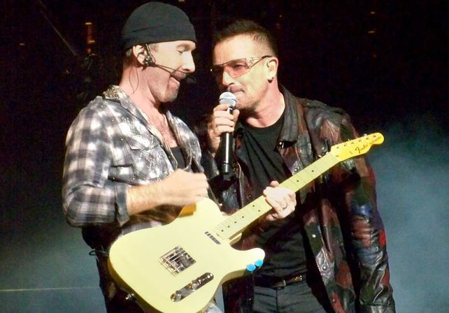 The Edge, el guitarrista de U2, no vio el borde del escenario y sufrió una aparatosa caída