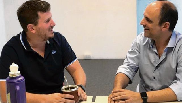 La foto del acuerdo. Federico Angelini y José Corral.