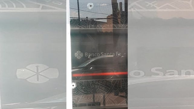 En la fachada de la sucursal del banco se podían divisar al menos dos disparos de armas de fuego.&nbsp;