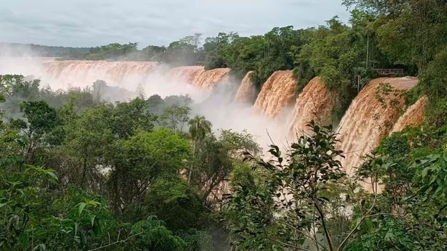 Cierran el acceso a las Cataratas del Iguazú: en 12 horas el caudal del río se duplicó