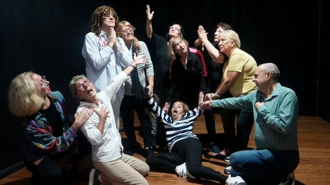 El grupo de teatro los martes a la mañana, en plena dinámica de improvisación