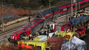 Efectivos de los servicios de emergencias trabajan en el lugar del accidente en Adamuz (Córdoba), este lunes. Susana Vera (REUTERS)