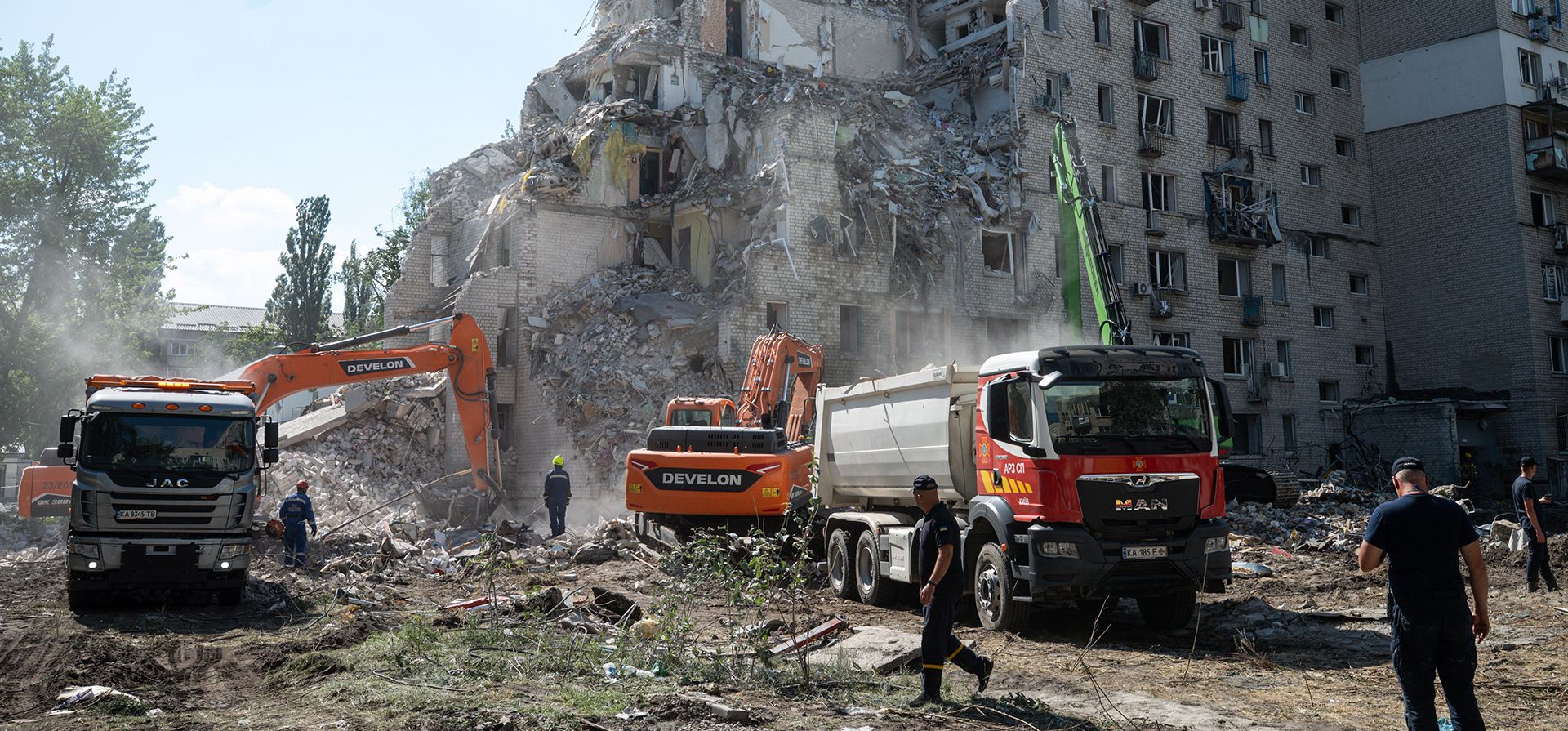 Los equipos de rescate retiran los escombros tras el impacto de misiles rusos en edificios residenciales durante un ataque aéreo masivo en Kiev, Ucrania, el jueves 2 de julio de 2026. (Foto AP/Danylo Antoniuk) Los equipos de rescate retiran los escombros tras el impacto de misiles rusos en edificios residenciales durante un ataque aéreo masivo en Kiev, Ucrania, el jueves 2 de julio de 2026. (Foto AP/Danylo Antoniuk)