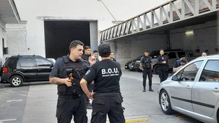 Efectivos policiales trabajan en la cochera de Ricchieri al 1100, junto al vehículo en el que llegaron los delincuentes.&nbsp;