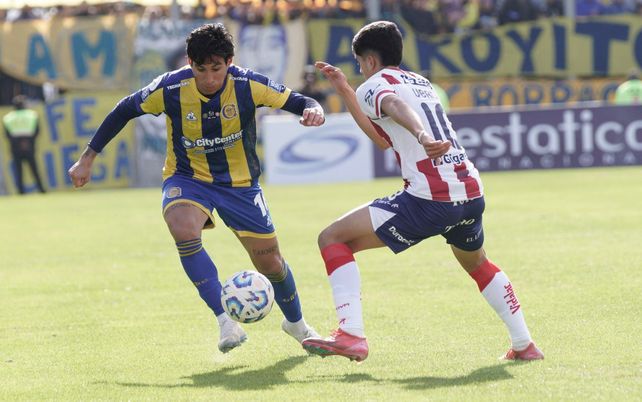 Enzo Giménez intenta superar la marca de jugador de Unión en el choque de Copa Argentina en San Nicolás.
