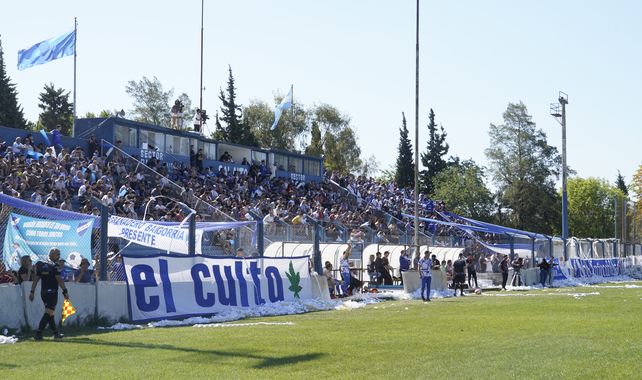 Tribuna repleta. Desde temprano los salaítos coparon barrio Sarmiento y cuando la seguridad abrió las puertas poblaron la tribuna de cemento. Clima de final en el José Martín Olaeta.