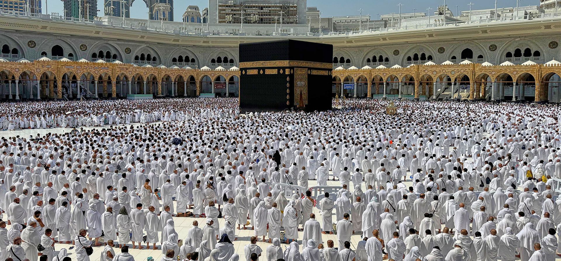 Peregrinos rezan ante la Kaaba, el lugar más sagrado del islam, en la Gran Mezquita de la ciudad santa musulmana de La Meca, Arabia Saudita, durante la peregrinación menor —conocida como Umrah—, la cual puede realizarse en cualquier época del año; viernes, 23 de octubre de 2026. (Foto AP) Peregrinos rezan ante la Kaaba, el lugar más sagrado del islam, en la Gran Mezquita de la ciudad santa musulmana de La Meca, Arabia Saudita, durante la peregrinación menor —conocida como Umrah—, la cual puede realizarse en cualquier época del año; viernes, 23 de octubre de 2026. (Foto AP)