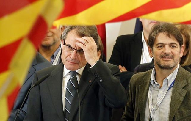 Artur Mas (izq.) se muestra pensativo durante el acto en el que reconoció que “hemos quedado lejos de la mayoría que queríamos”. A su lado