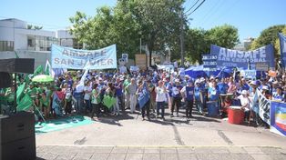 En la mañana de este martes, en la ciudad de Reconquista, se llevó adelante una multitudinaria concentración docente frente a la sede de la Región II de Educación.